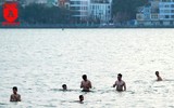 Hà Nội nắng nóng 38 độ C, người dân đổ xô ra hồ Tây tắm giải nhiệt